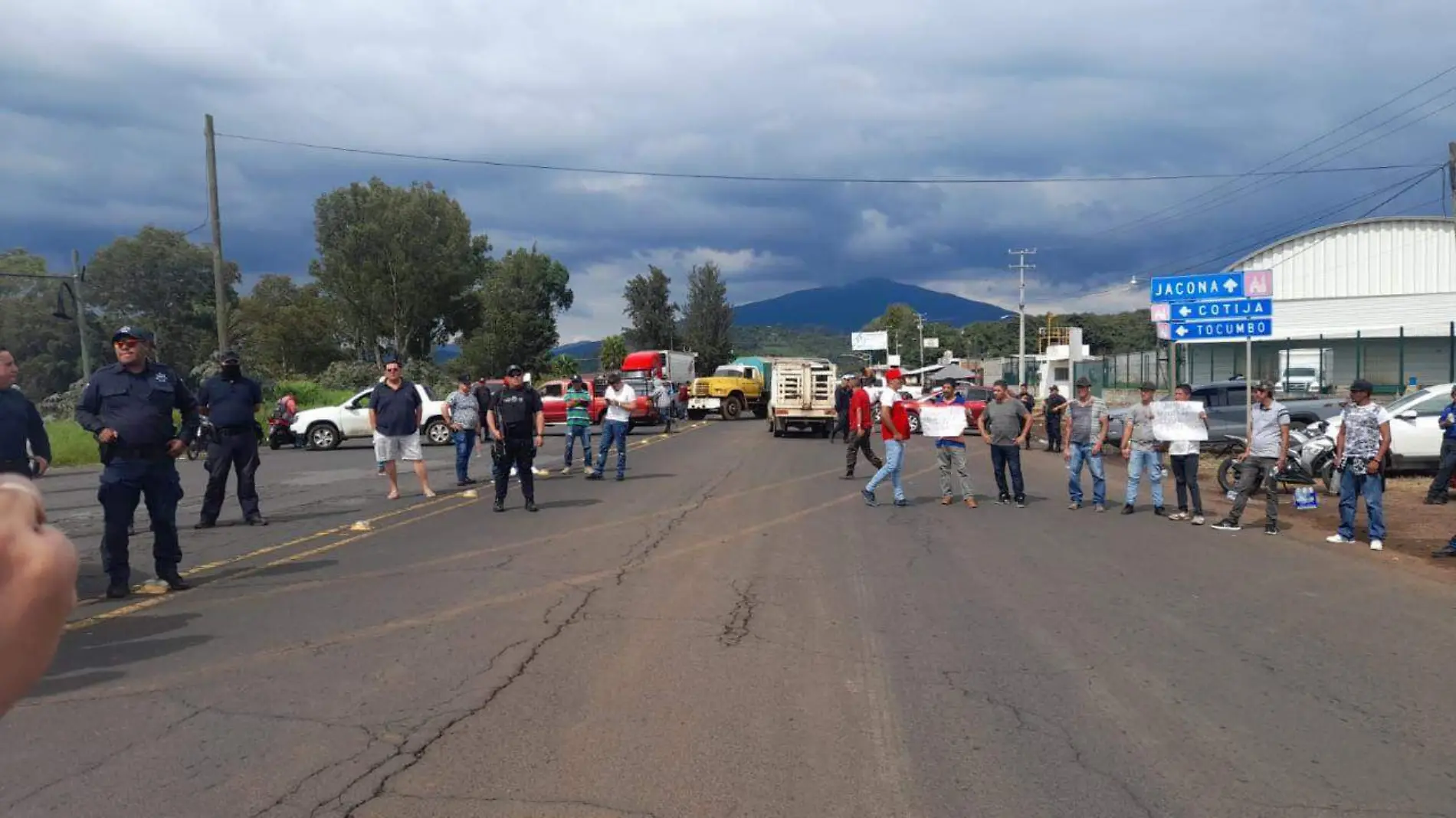 Familiares de desaparecidos de Peribán bloquean carretera